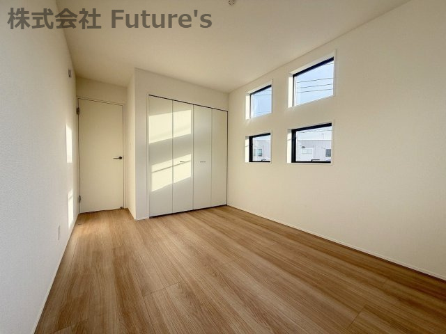 三郷市鷹野5丁目　新築戸建　全1棟の洋室|白基調のシンプルモダンな空間で明るい空間をご提供します！