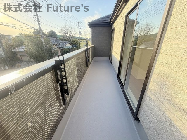 三郷市鷹野5丁目　新築戸建　全1棟のバルコニー|廊下から外に出られるので休日にご主人様を起こすことなく洗濯物を干せます♪