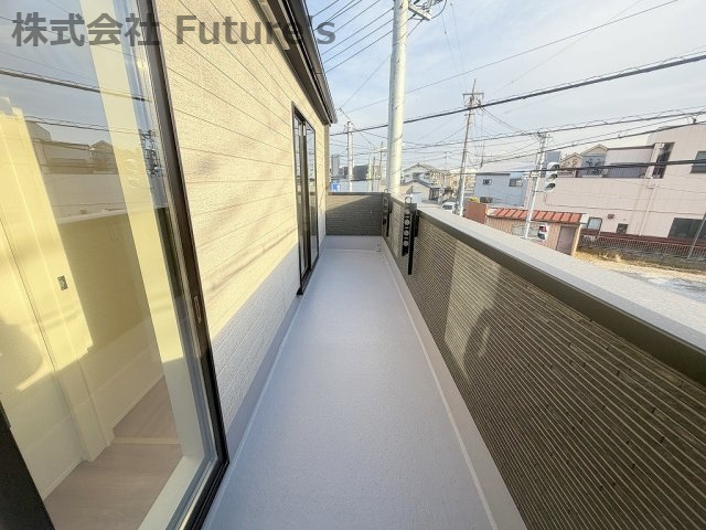 三郷市鷹野5丁目　新築戸建　全1棟のバルコニー|ロングバルコニーになっているので洗濯物がたくさんあっても干す場所に困りません☆