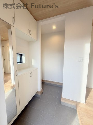 三郷市鷹野5丁目　新築戸建　全1棟の玄関|シューズボックスは姿見付きでお出かけ前の最終チェックもできますね♪