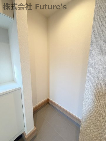 三郷市鷹野5丁目　新築戸建　全1棟の玄関|シューズインクローク付きの収納バッチリ玄関！外で使う物は収納出来るので物置を設置する手間も省けます！