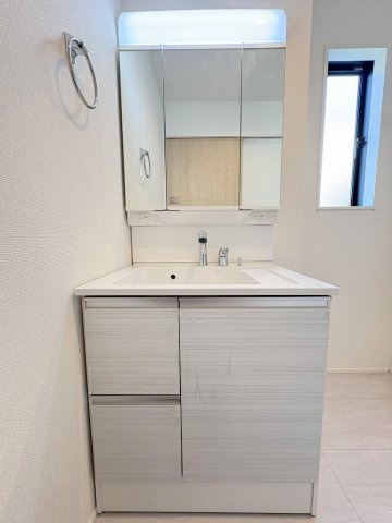三郷市鷹野5丁目　新築戸建　全1棟の独立洗面台|同施工会社の参考写真になります。