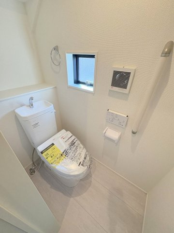三郷市鷹野5丁目　新築戸建　全1棟のトイレ|同施工会社の参考写真になります。