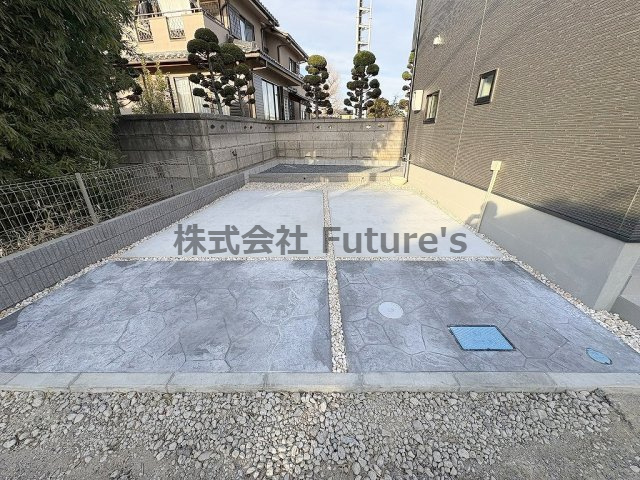 三郷市鷹野5丁目　新築戸建　全1棟の駐車場|駐車2台可能！来客時やお仕事用の車もとめられます！(車種による)