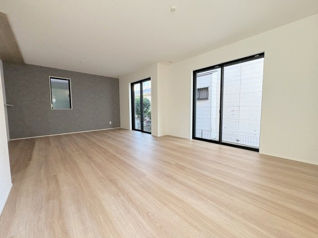 三郷市鷹野5丁目　新築戸建　全1棟の居間・リビング|同施工会社の参考写真になります。