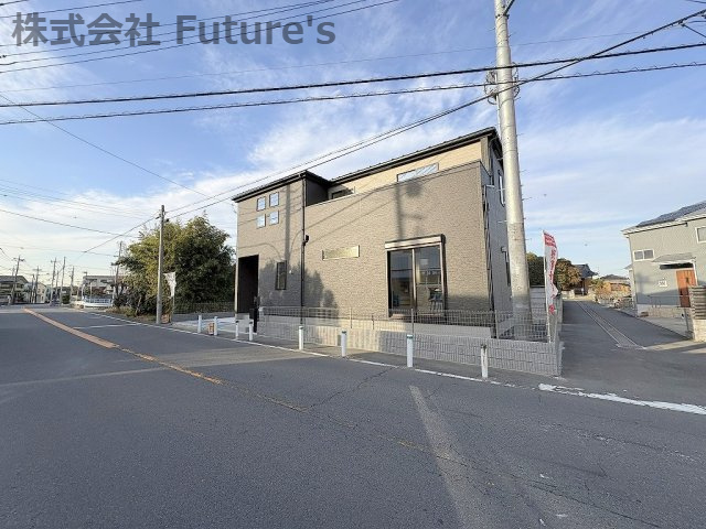 三郷市鷹野5丁目　新築戸建　全1棟の前面道路含む現地写真|駐車がしやすい広々9.6ｍ道路