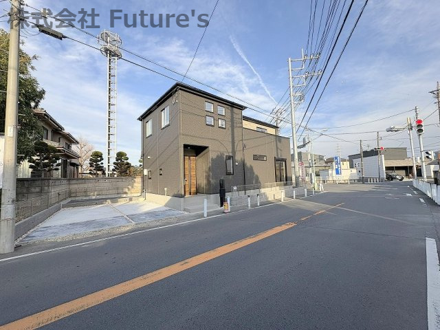 三郷市鷹野5丁目　新築戸建　全1棟の前面道路含む現地写真|駐車がしやすい広々9.6ｍ道路