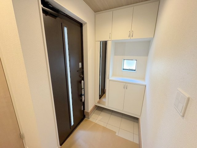 三郷市鷹野5丁目　新築戸建　全1棟の玄関|同施工会社の参考写真になります。