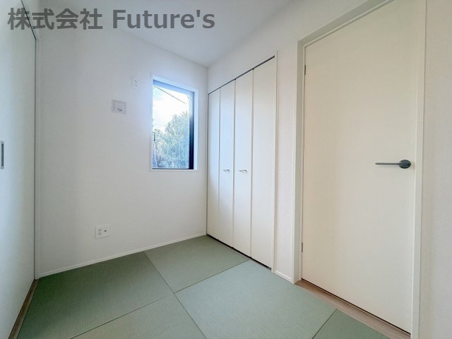 三郷市鷹野5丁目　新築戸建　全1棟の和室|1階に温かみのある和室があるのでゆったりとくつろげますね！