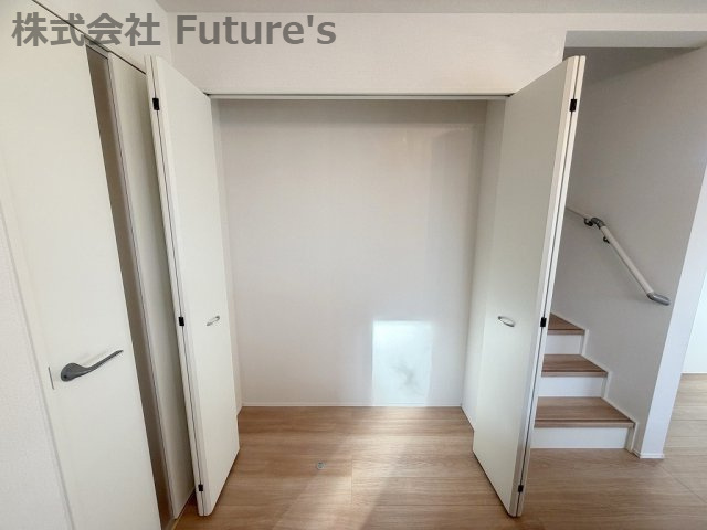 三郷市鷹野5丁目　新築戸建　全1棟の収納|リビングに大容量の収納があるのでスッキリとした空間が実現しますね♪