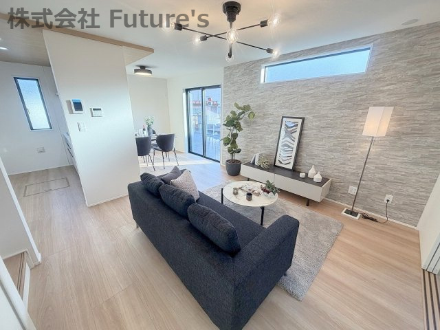 三郷市鷹野5丁目　新築戸建　全1棟の居間・リビング|アクセントクロスが入っていてオシャレにくつろげる空間になっています！