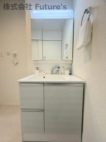 三郷市鷹野5丁目　新築戸建　全1棟の独立洗面台|見た目の美しさだけではなく、機能性も追求した使い勝手の良い3面鏡型のシャワードレッサー☆