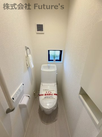 三郷市鷹野5丁目　新築戸建　全1棟のトイレ|トイレは温水洗浄機能搭載なので、清潔に気持ち良くお使いいただけます！