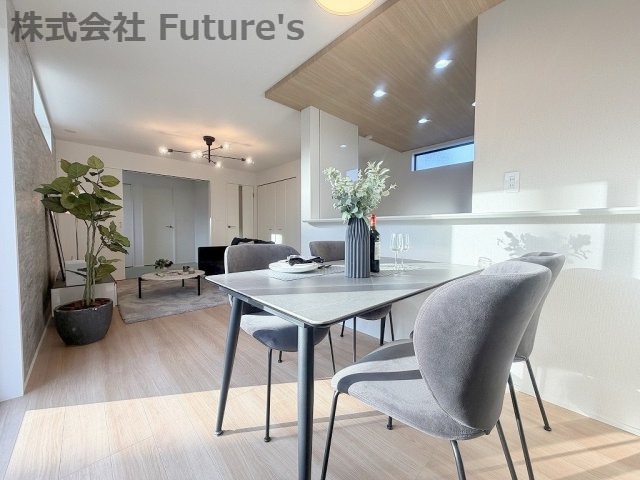 三郷市鷹野5丁目　新築戸建　全1棟の居間・リビング|外出する時や帰宅した時もリビングを通るので、ご家族が自然と顔を合わせることができます☆
