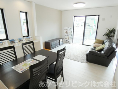 【居間・リビング】 | いろどりアイタウン小山市粟宮 | 窓が多く明るいリビング♪家族の団らんを陽の光が明るく照らします♪