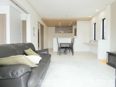 【居間・リビング】 | いろどりアイタウン小山市粟宮 | 窓が多く明るいリビング♪家族の団らんを陽の光が明るく照らします♪