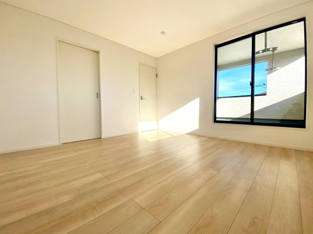 フローリング材には、木目、色調など木材特有の風合いがあり、ナチュラルな美しさになっています。