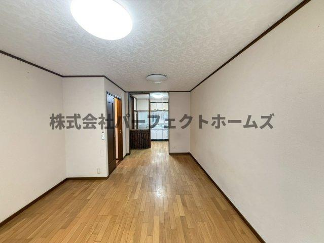 藤が尾4丁目貸家の居間・リビング|こちらのリビングで趣味の時間をお楽しみください