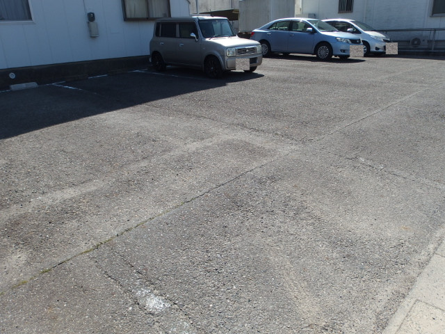 リバーストーン（東大友町）の駐車場