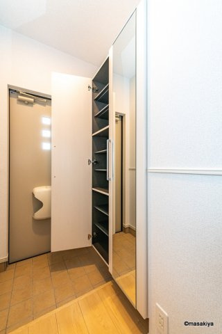 フィオーレ・アリッサムの玄関