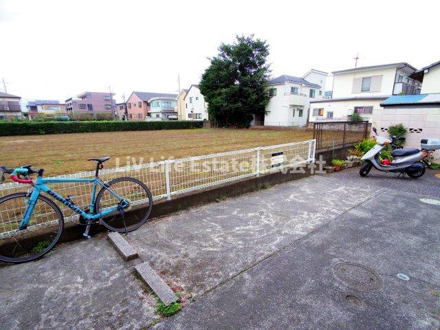 小平市仲町のテラスの駐車場