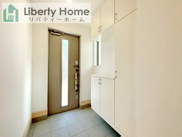 水戸市内原町984番　新築戸建　B号棟の玄関