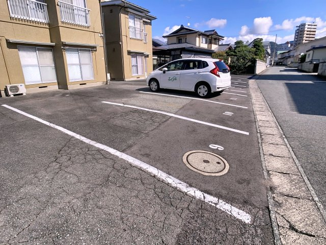 沼沢コーポラスの駐車場