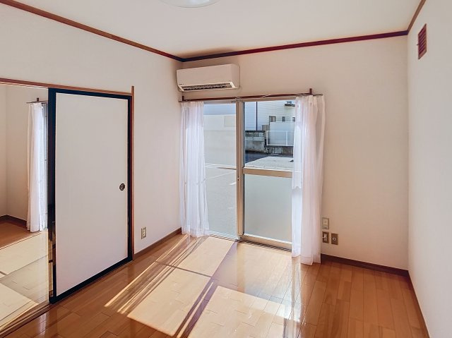 沼沢コーポラスの居間・リビング