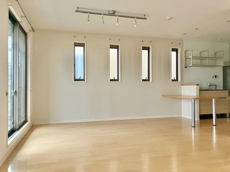 桜山戸建の居間・リビング