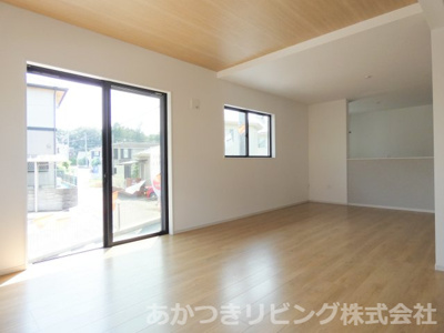 【居間・リビング】 | 小山市粟宮5期 | ２１．５帖の広々リビング♪吊り上げ天井とアクセントクロスがおしゃれ♪