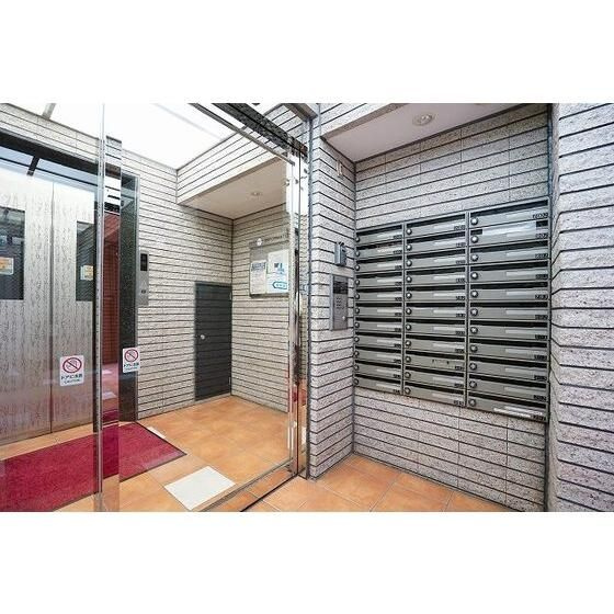 西川ビルのエントランス