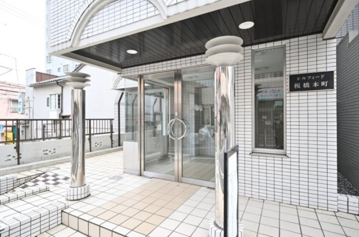 板橋区本町の賃貸マンションのエントランス