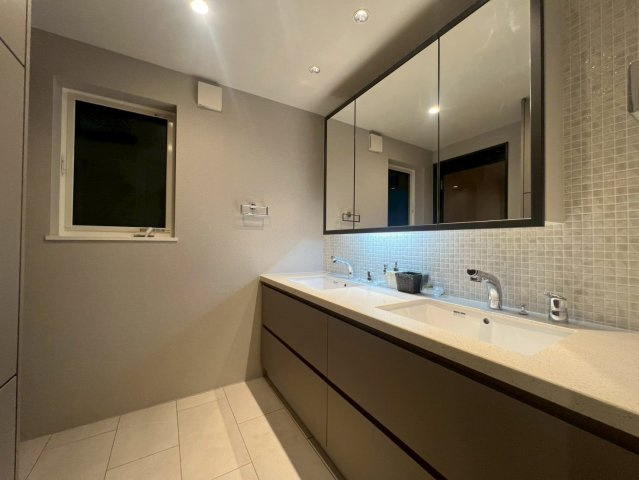 世田谷区世田谷　完成デザイナーズ住宅B号棟の独立洗面台