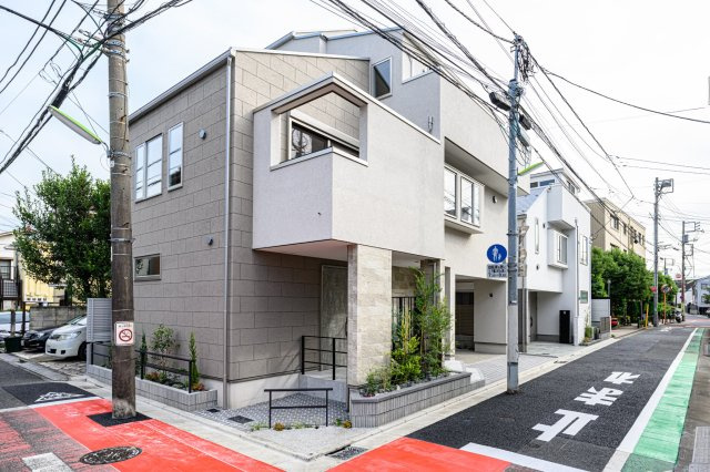 世田谷区世田谷　完成デザイナーズ住宅B号棟の外観