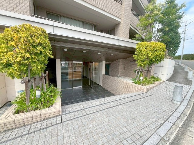 プラウド千里山のエントランス