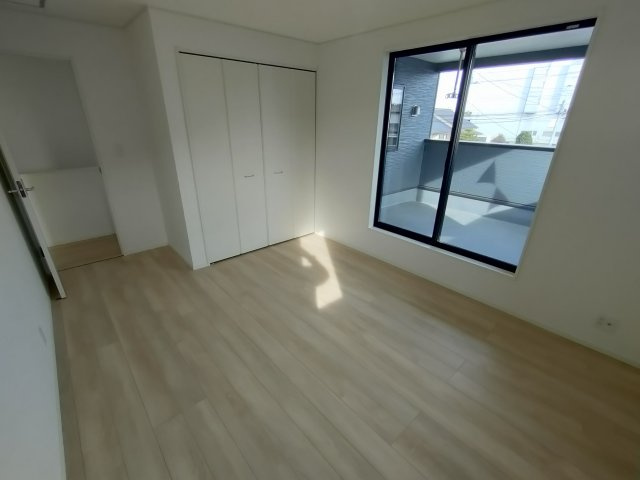 【Cradle Garden】　古河市小堤　第３　全2邸の洋室|〇２号棟　洋室　7.7帖〇
バルコニー面するクローゼット付き主寝室。バルコニーへ出入りすることが出来るのでお布団を干す際にとても便利です♪
2025年12月撮影