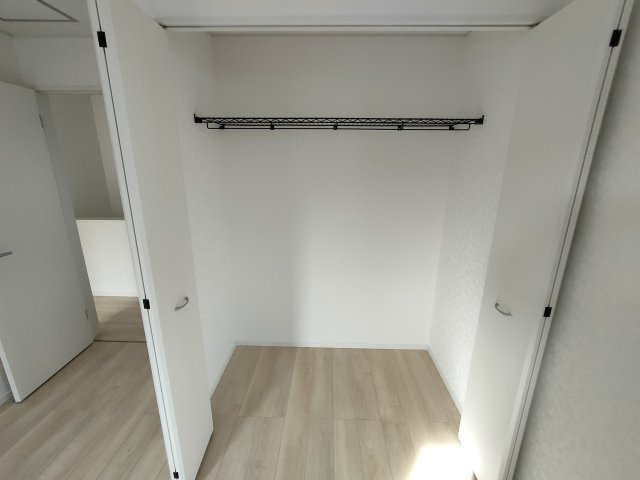 【Cradle Garden】　古河市小堤　第３　全2邸の収納|〇２号棟　クローゼット〇
各居室に収納がございますので最大限お部屋を広く使うことができます♪
2025年12月撮影
