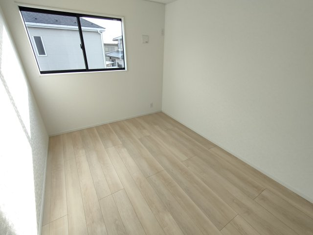 【Cradle Garden】　古河市小堤　第３　全2邸の洋室|〇洋室　6.5帖〇
窓から明るい日差しが差し込みます♪
2025年12月撮影