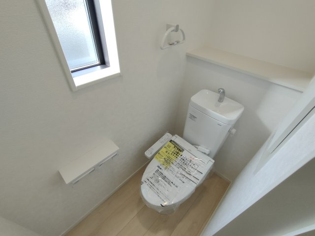 【Cradle Garden】　古河市小堤　第３　全2邸のトイレ|〇２号棟　トイレ〇
ウォシュレット付きトイレ。1.2階にもあるので忙しい朝でも安心です♪
2025年12月撮影