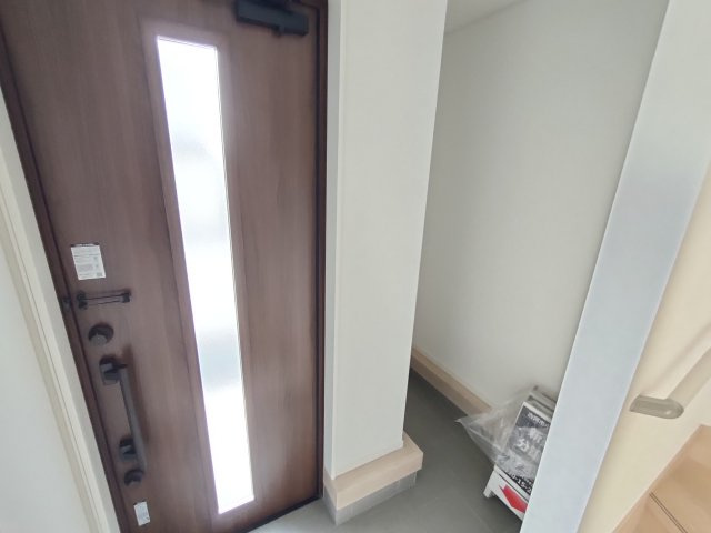 【Cradle Garden】　古河市小堤　第３　全2邸の玄関|〇２号棟　玄関〇
土間収納付き！ベビーカーやゴルフバックなども収納できます♪
2025年12月撮影