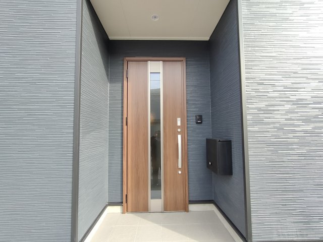 【Cradle Garden】　古河市小堤　第３　全2邸の玄関|〇２号棟　玄関〇
広々とした外の玄関♪玄関前が屋根になっておりますので、降雨時も急ぐ必要がありません。
2025年12月撮影