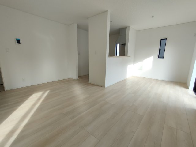 【Cradle Garden】　古河市小堤　第３　全2邸の居間・リビング|〇２号棟　リビング〇
落ち着きのある木目調のリビング。南面に窓がございますので太陽の光を反射し、室内を明るく保つことができます。
2025年12月撮影