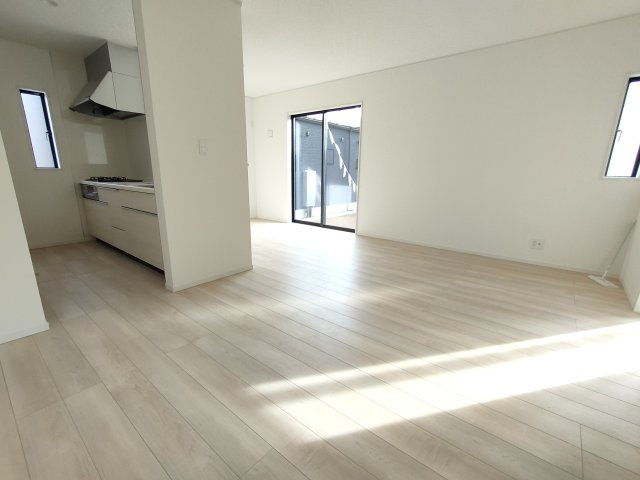 【Cradle Garden】　古河市小堤　第３　全2邸の居間・リビング|〇２号棟　リビング〇
南面には掃出し窓があり、とても明るいリビングです♪
2025年12月撮影