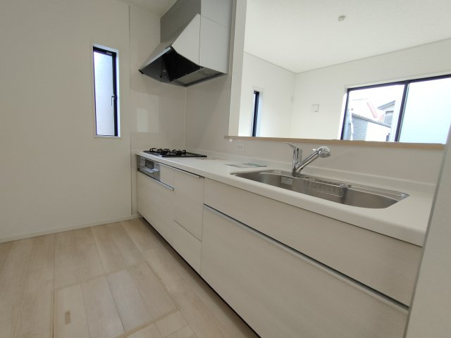 【Cradle Garden】　古河市小堤　第３　全2邸のキッチン|〇２号棟　キッチン〇
自然光で明るい対面キッチン♪広々しているので、ご夫婦で会話を楽しみながらお料理をすることができます（＾＾）
2025年12月撮影