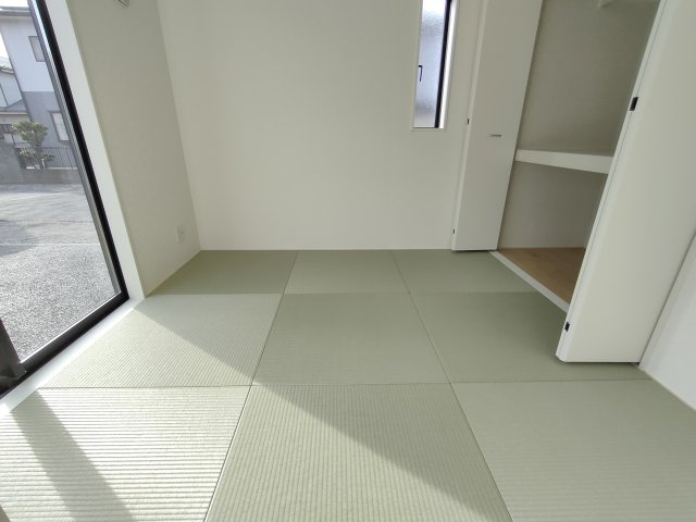 【Cradle Garden】　古河市小堤　第３　全2邸の和室|〇和室　4.5帖〇
リビングと続き間の和室です。日差しが注ぎ、心地よい空間です（＾＾）
2025年12月撮影