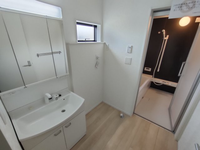 【Cradle Garden】　古河市小堤　第３　全2邸の独立洗面台|〇２号棟　洗面化粧台〇
三面鏡の大きな洗面台は、収納スペースも充実♪鏡の裏も収納スペースになっております。
2025年12月撮影