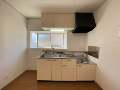 【キッチン】 | メゾン陣屋下 | 窓があって明るいキッチン