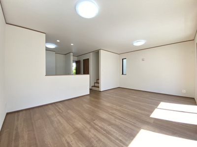 【居間・リビング】 | 那覇市具志（全7棟）E号棟 | E号棟　LDK17.5帖♪リビング階段♪階段下収納付き♪