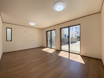 【居間・リビング】 | 那覇市具志（全7棟）E号棟 | E号棟　LDK17.5帖♪リビング階段♪階段下収納付き♪