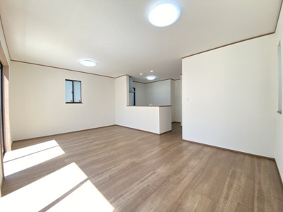 【居間・リビング】 | 那覇市具志（全7棟）E号棟 | E号棟　LDK17.5帖♪リビング階段♪階段下収納付き♪